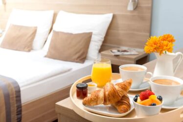 Eat Healthy While Staying in a Hotel